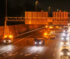 File door kop-staartbotsing op snelweg