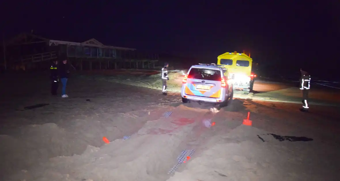 Politiejeep muurvast in los zand op strand - Foto 2