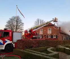 Veel rookontwikkeling bij brand in dak van oude boerderij