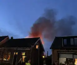 Felle uitslaande brand in een schuur achter woning