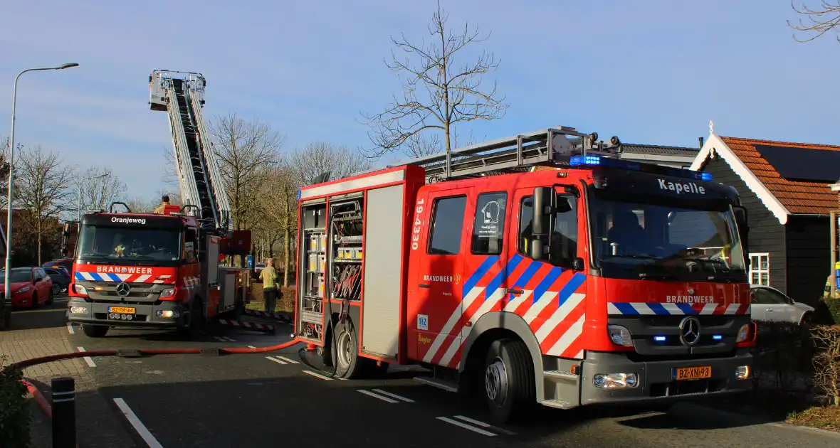 Schade door felle brand tegen schuur van woning