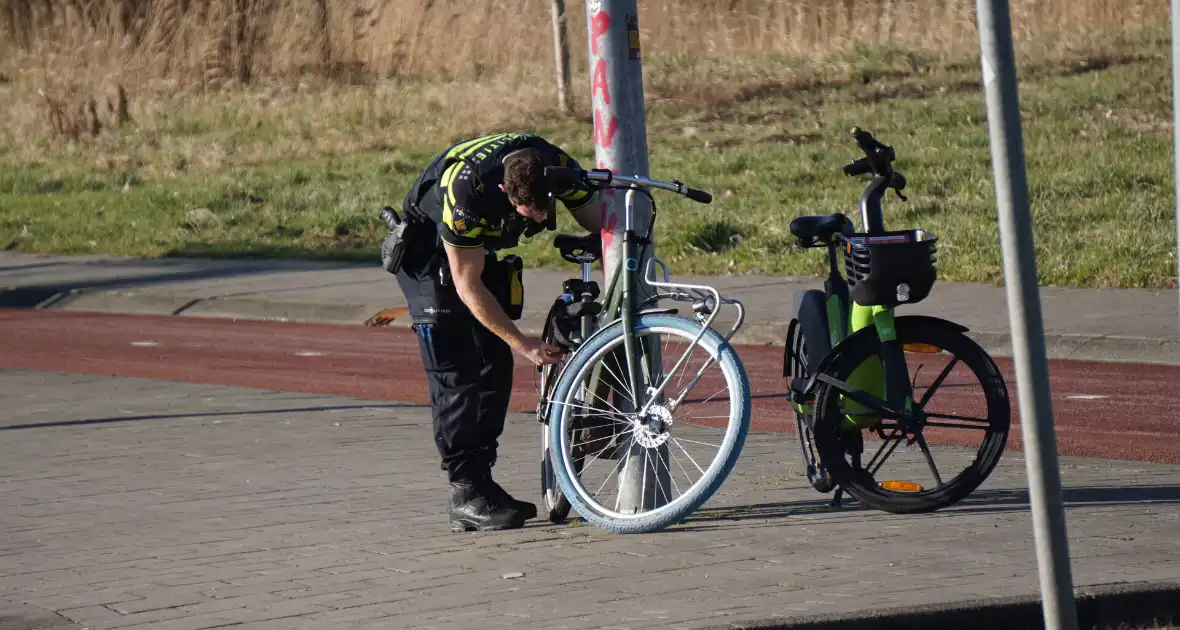 Fietser en automobilist hard in botsing - Foto 11