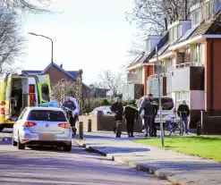 Twee fietsers botsen op kruispunt