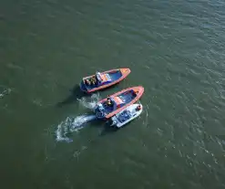 Plezierboot in problemen naar haven gebracht