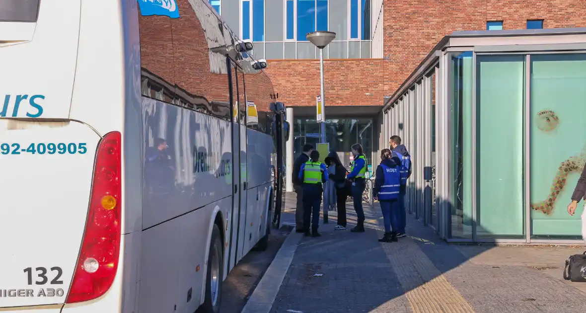 Handhaver gewond bij aanhouding in bus