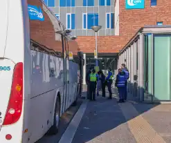 Handhaver gewond bij aanhouding in bus