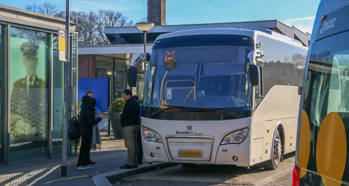 Handhaver gewond bij aanhouding in bus - Foto 1