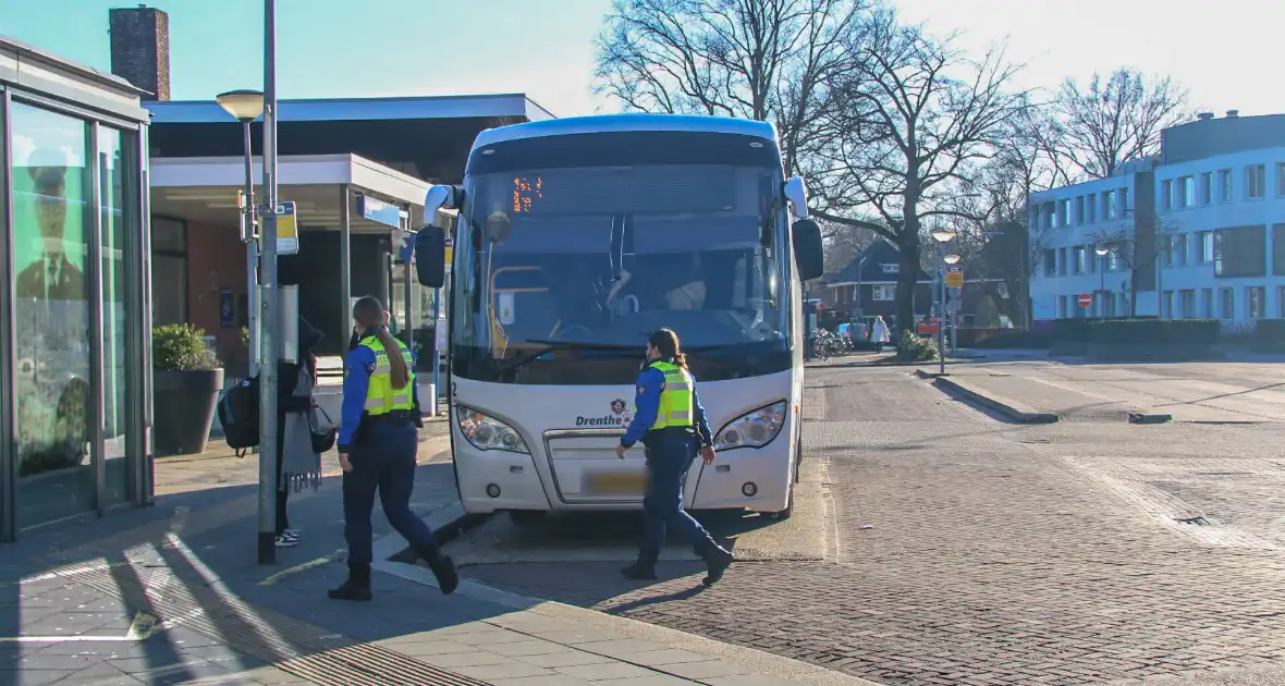 Handhaver gewond bij aanhouding in bus - Foto 2