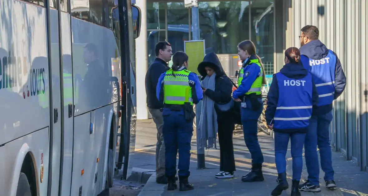 Handhaver gewond bij aanhouding in bus - Foto 3