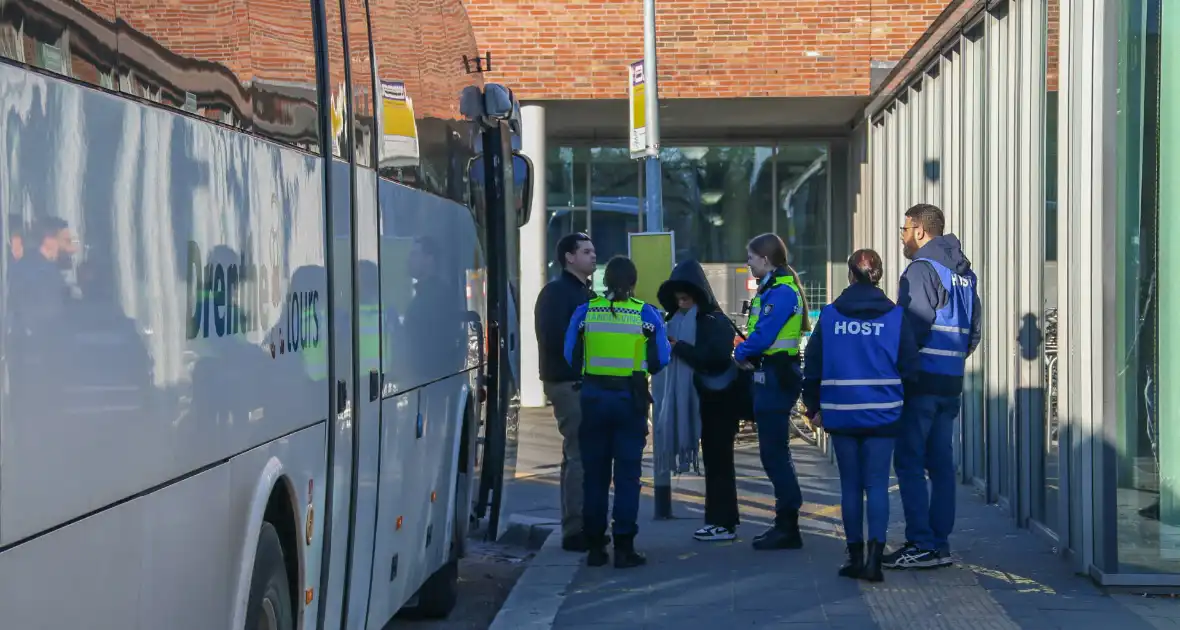 Handhaver gewond bij aanhouding in bus - Foto 4