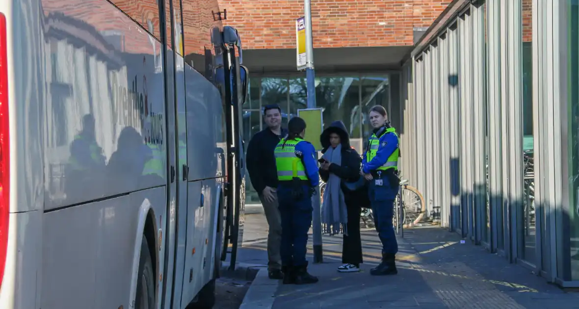 Handhaver gewond bij aanhouding in bus - Foto 5