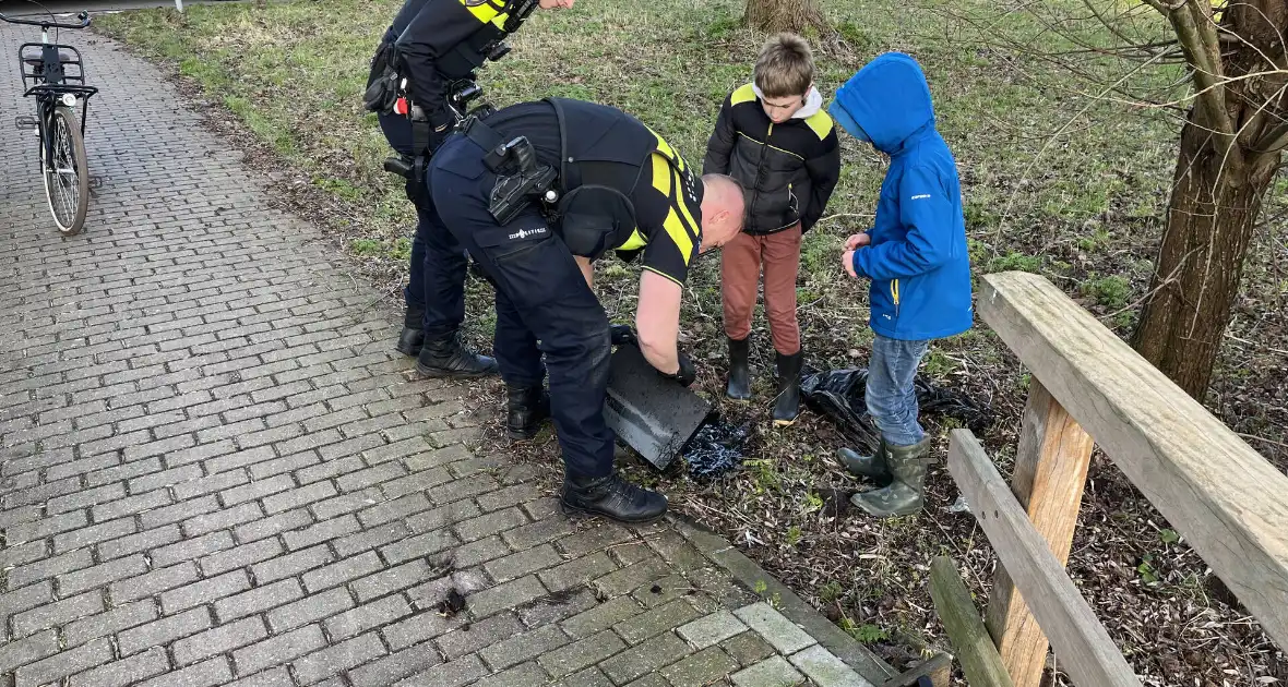 Kinderen vinden twee kluizen in sloot