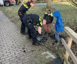 Kinderen vinden twee kluizen in sloot