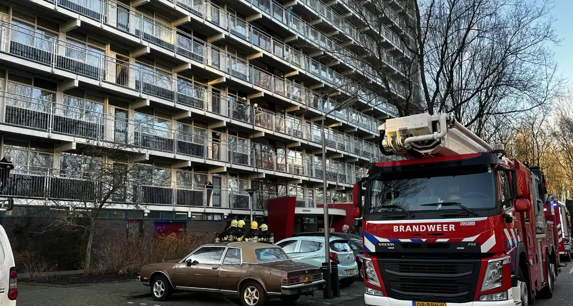 Brandweer blus brand op derde etage van flat