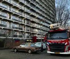 Brandweer blus brand op derde etage van flat