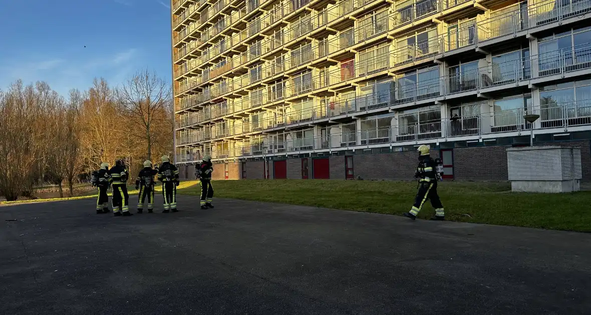 Brandweer blus brand op derde etage van flat - Foto 1