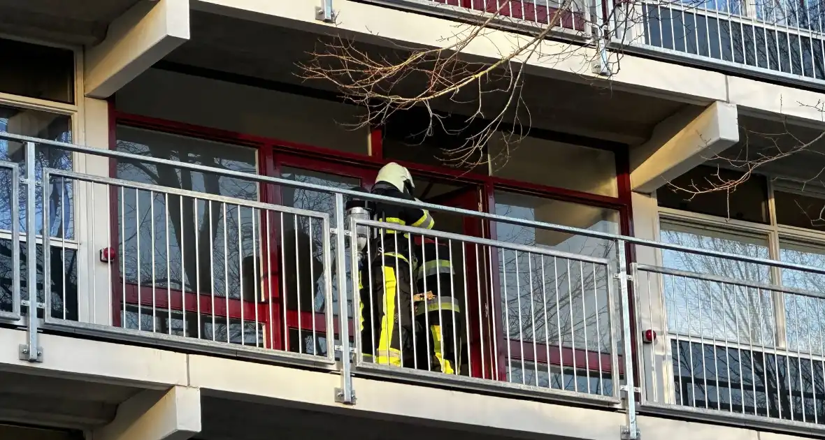 Brandweer blus brand op derde etage van flat - Foto 3