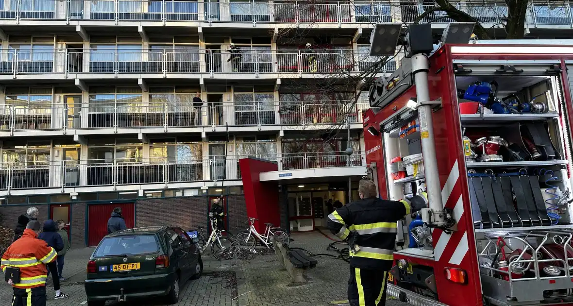 Brandweer blus brand op derde etage van flat - Foto 4