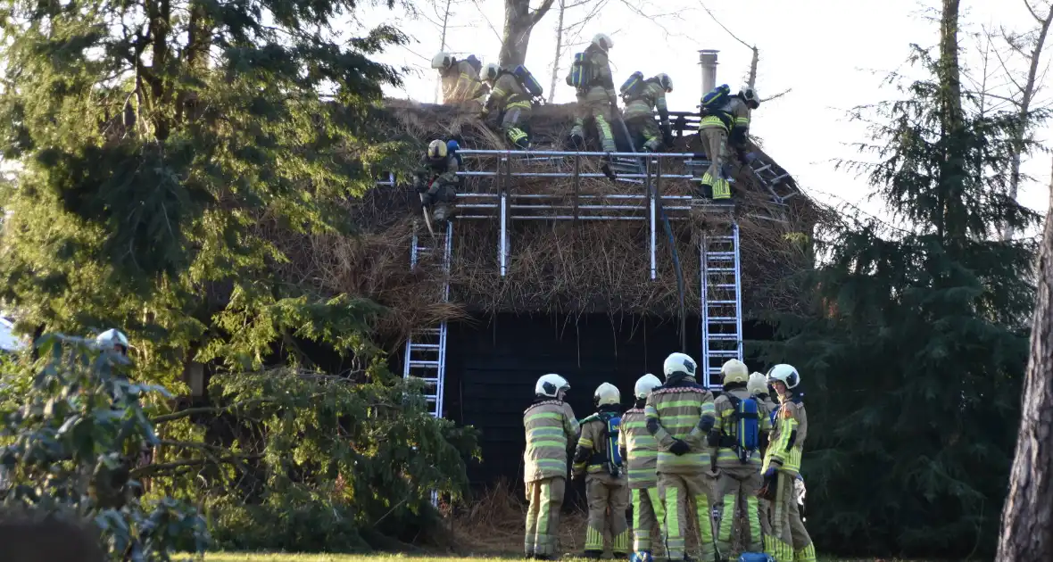 Rietendak van schuur vat vlam - Foto 1