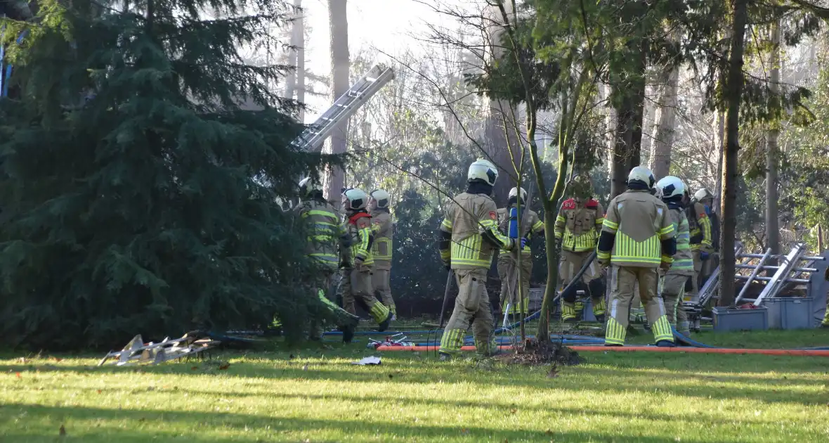 Rietendak van schuur vat vlam - Foto 3