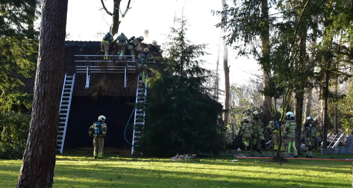 Rietendak van schuur vat vlam - Foto 4