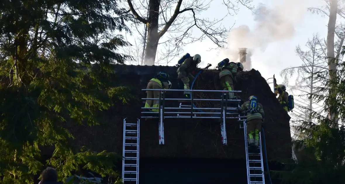 Rietendak van schuur vat vlam - Foto 7