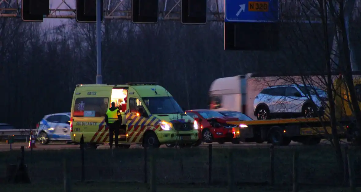 Flinke vertraging door ongeval op snelweg - Foto 10