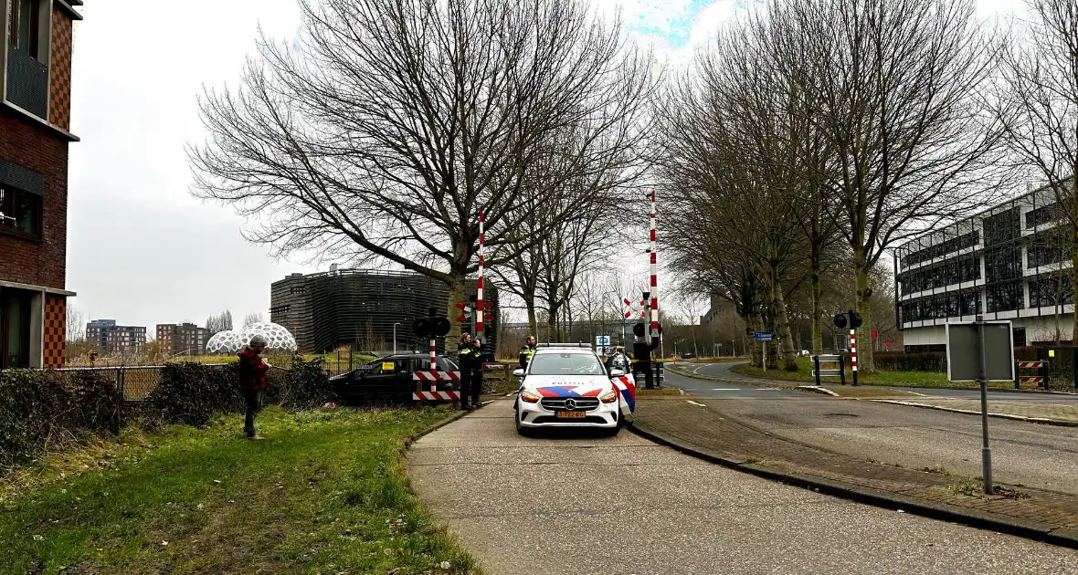 Automobilist neemt de verkeerde afslag en rijdt het spoor op