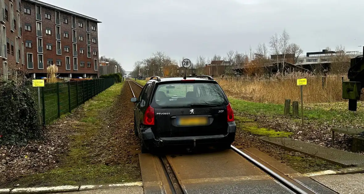 Automobilist neemt de verkeerde afslag en rijdt het spoor op - Foto 1