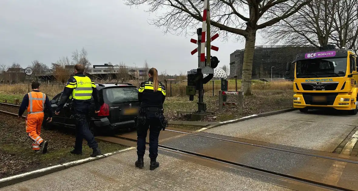 Automobilist neemt de verkeerde afslag en rijdt het spoor op - Foto 2