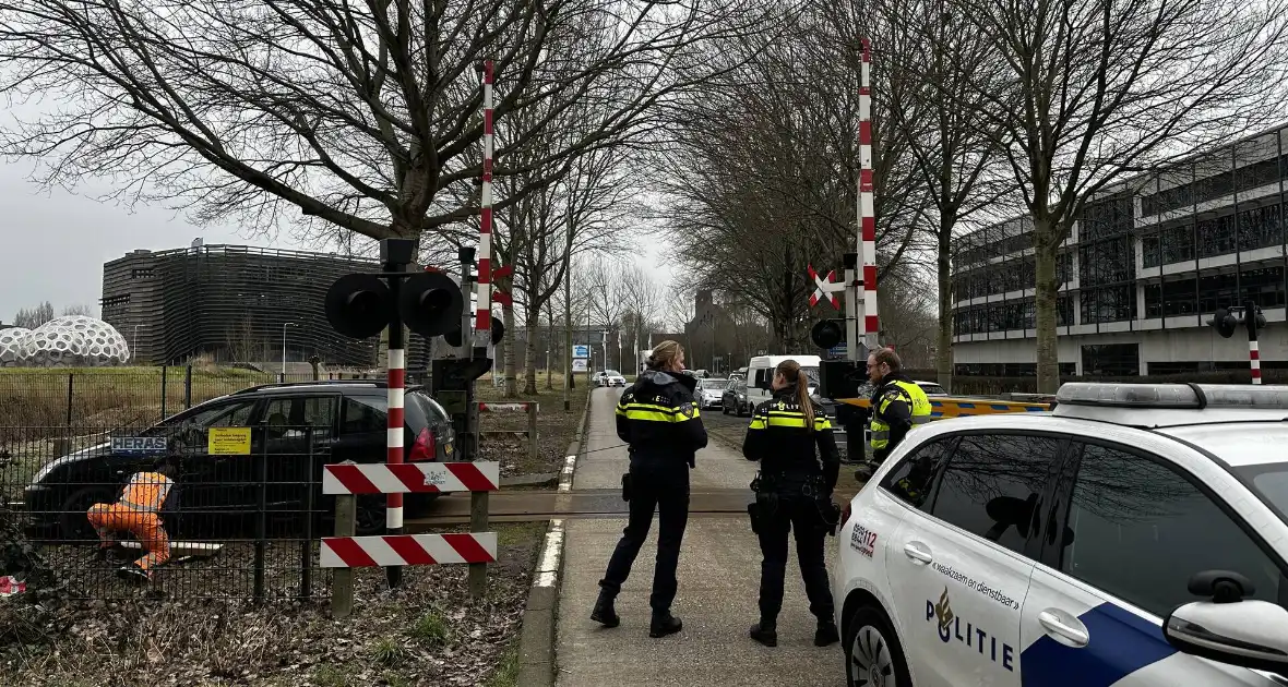 Automobilist neemt de verkeerde afslag en rijdt het spoor op - Foto 3