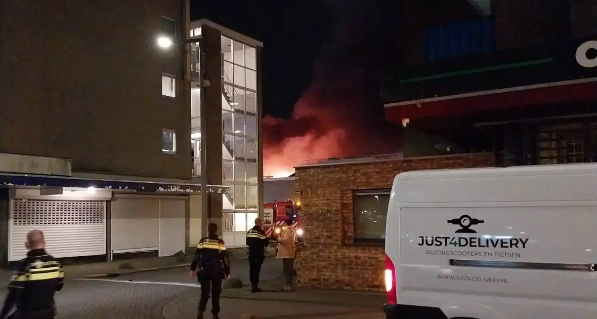 Grote brand uitgebroken na explosie bij appartementencomplex