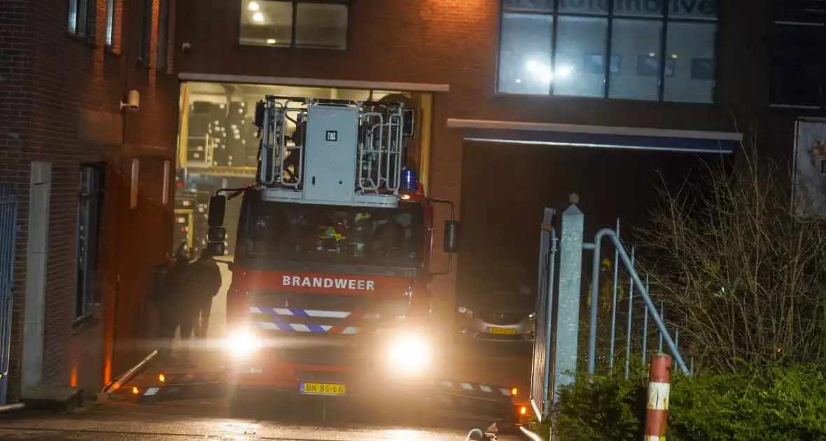 Brand in garagebedrijf snel onder controlle - Foto 4