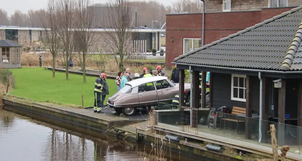 Oldtimer Citroen rijdt bijna het water in - Foto 1