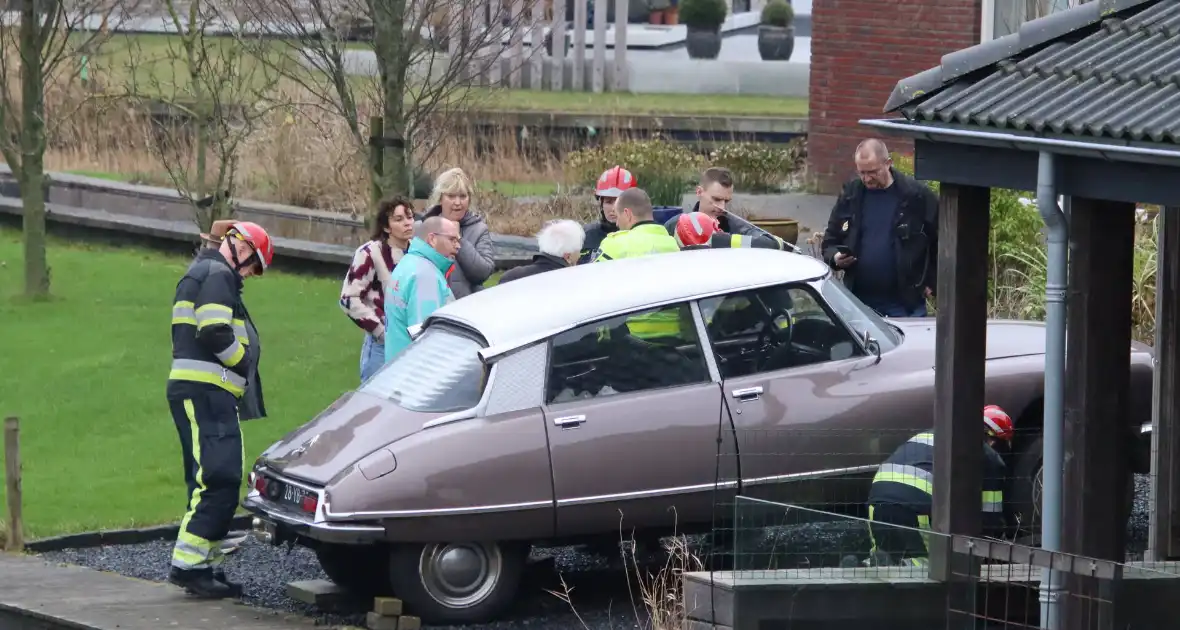 Oldtimer Citroen rijdt bijna het water in - Foto 2