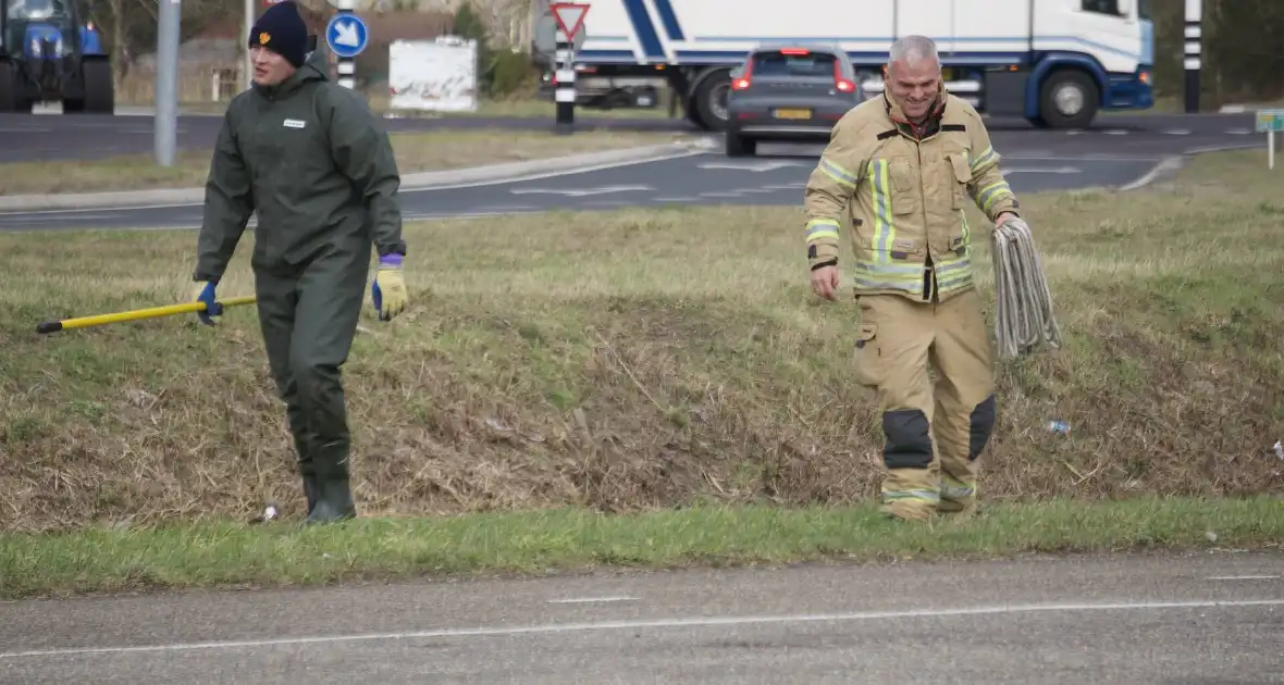 Kleding langs waterkant zorgt voor zoektocht in water