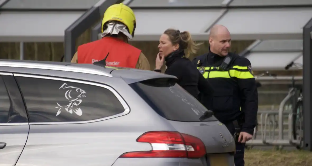 Kleding langs waterkant zorgt voor zoektocht in water - Foto 2