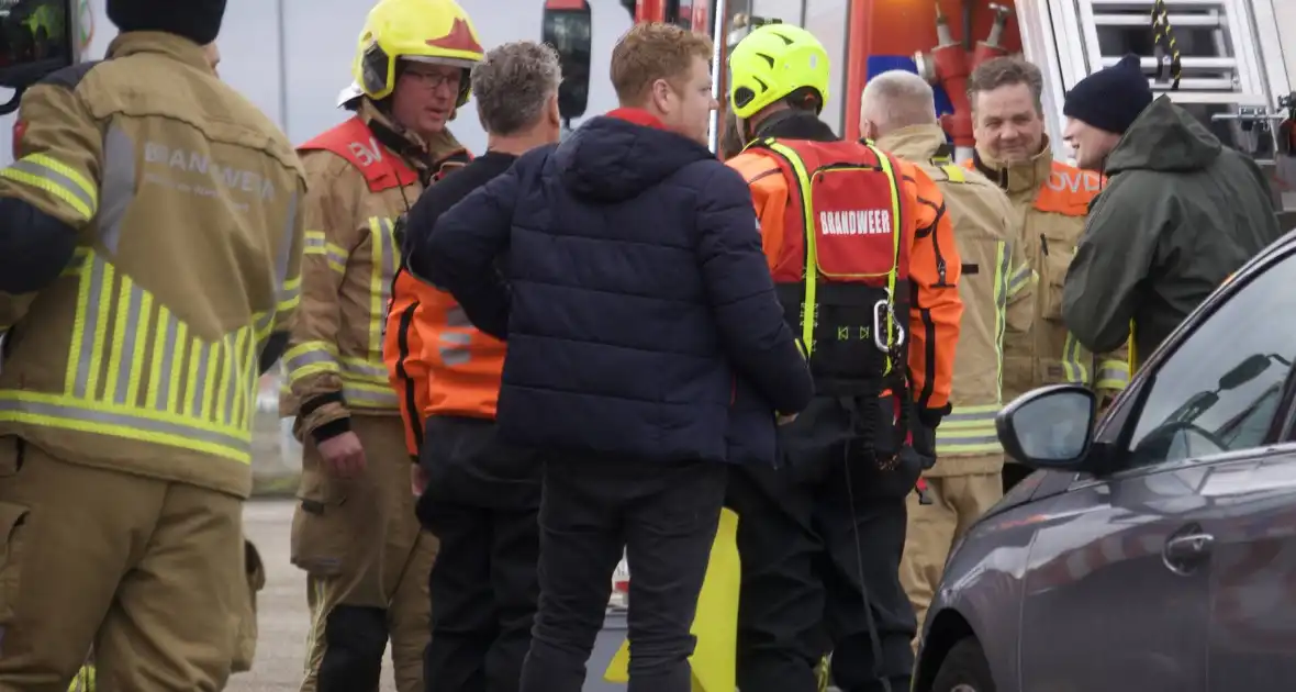 Kleding langs waterkant zorgt voor zoektocht in water - Foto 5