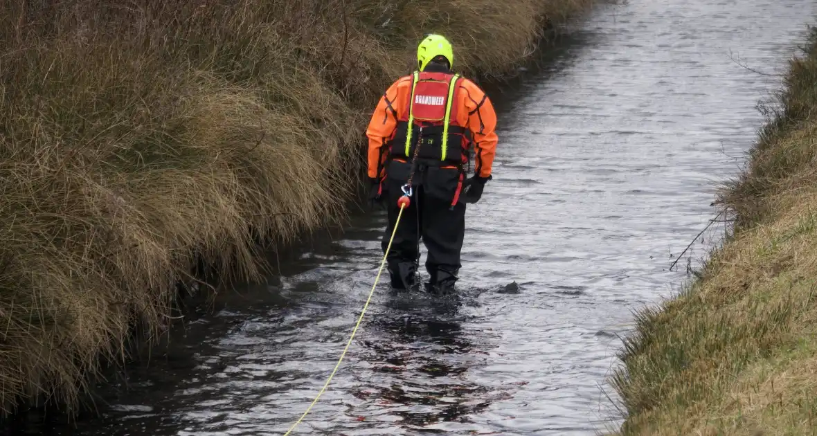 Kleding langs waterkant zorgt voor zoektocht in water - Foto 8