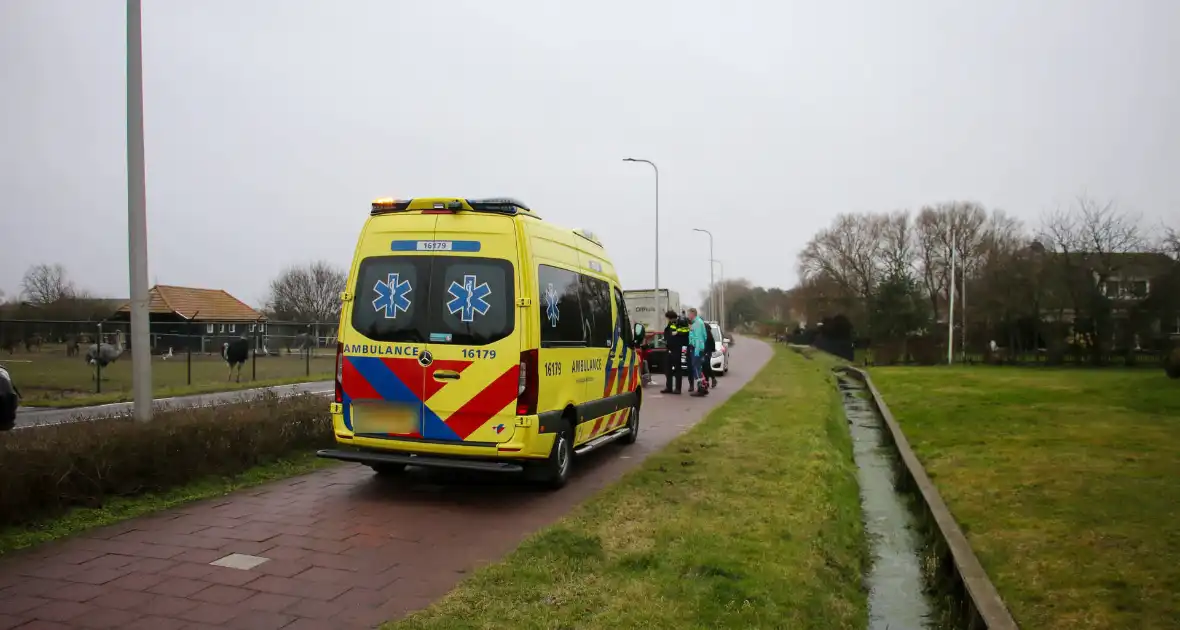 Automobilist belandt in heg na botsing - Foto 1