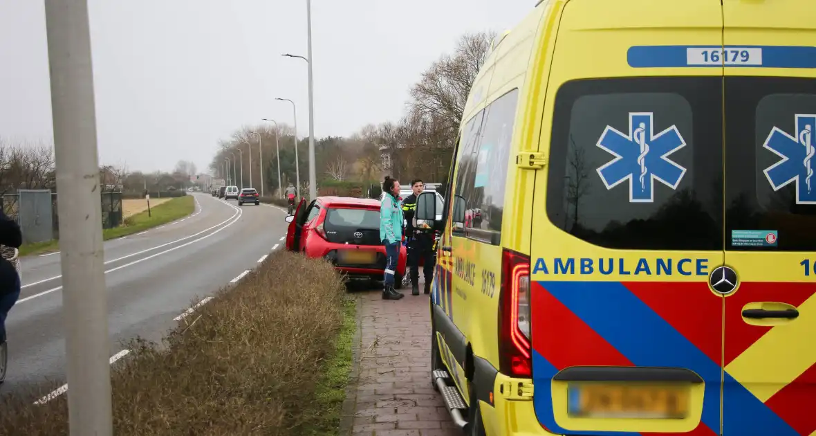 Automobilist belandt in heg na botsing - Foto 2