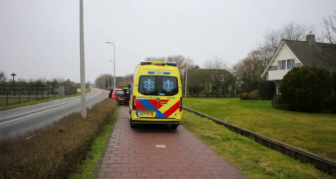 Automobilist belandt in heg na botsing - Foto 3