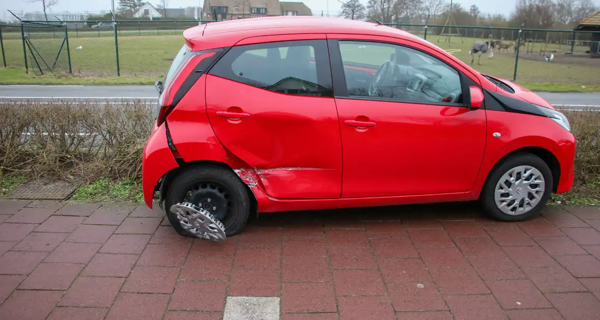 Automobilist belandt in heg na botsing - Foto 4