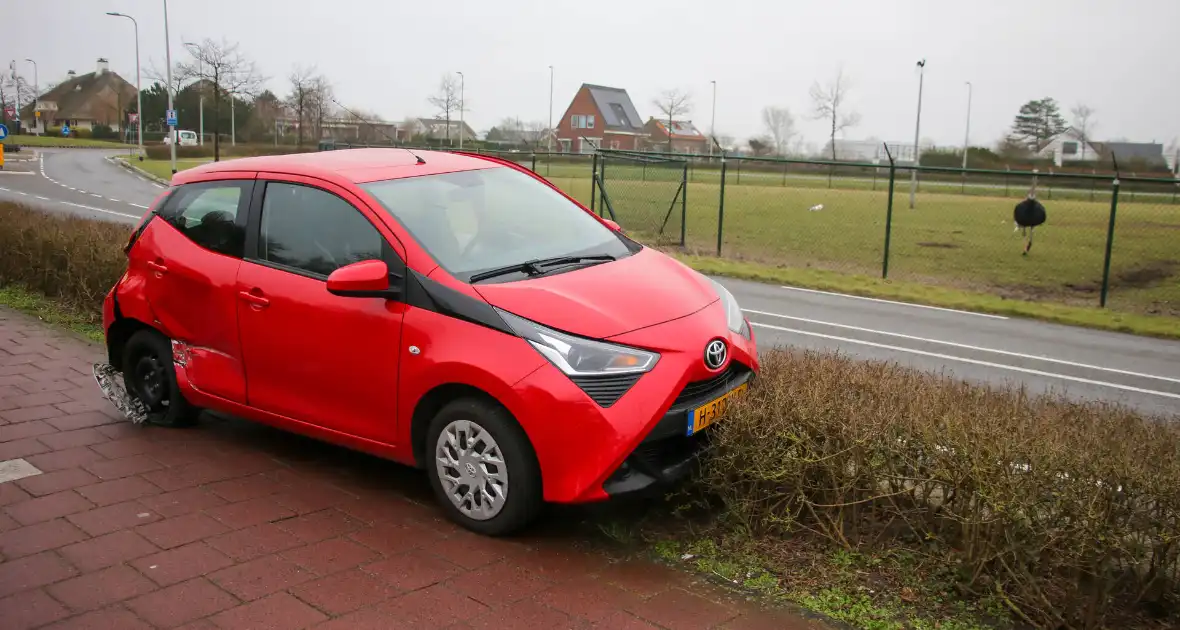 Automobilist belandt in heg na botsing - Foto 5