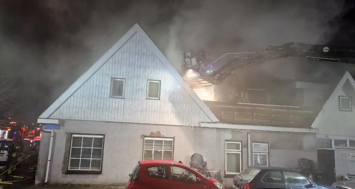 Drie personen uit brandende woning gered - Foto 11