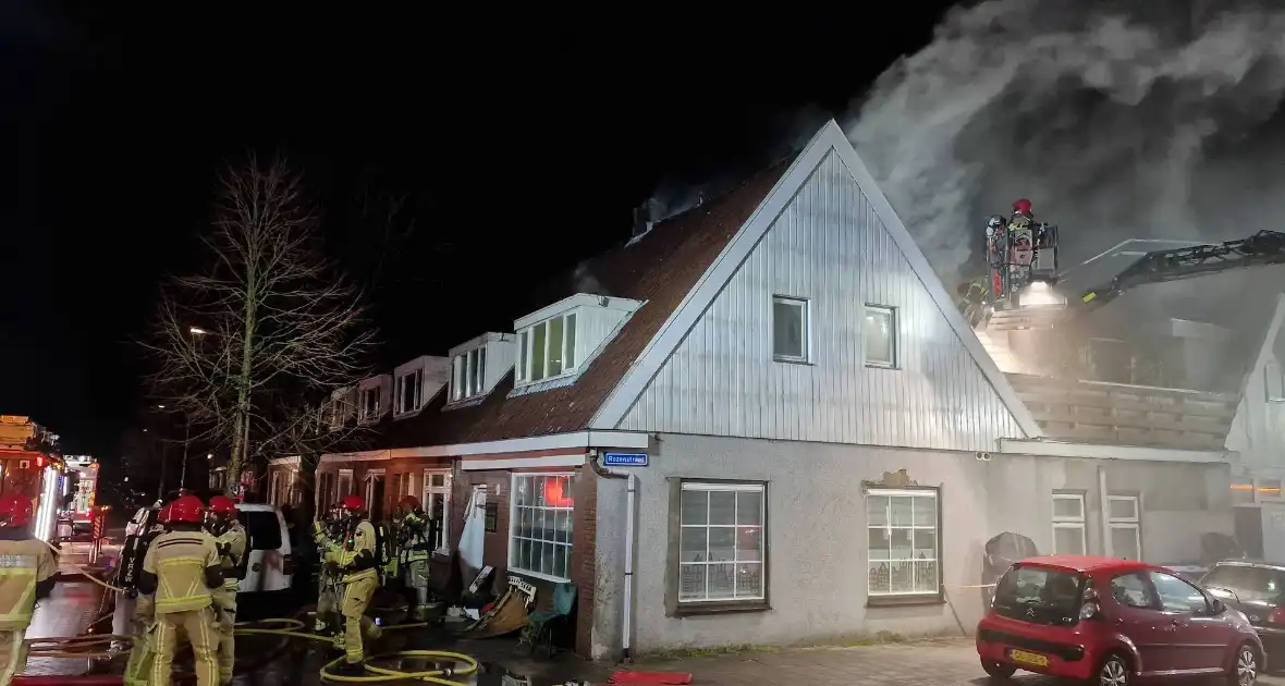 Drie personen uit brandende woning gered - Foto 12