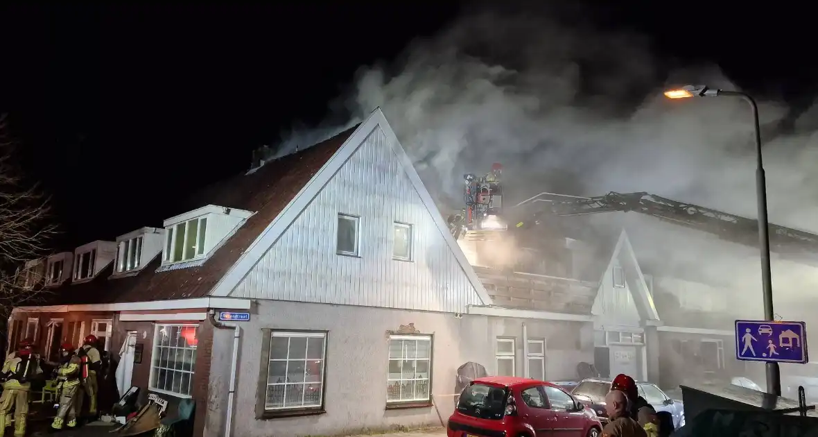 Drie personen uit brandende woning gered - Foto 13