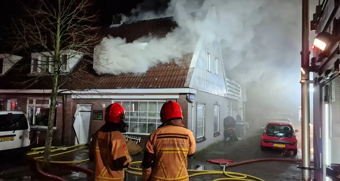 Drie personen uit brandende woning gered - Foto 14