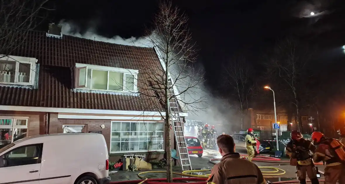 Drie personen uit brandende woning gered - Foto 15