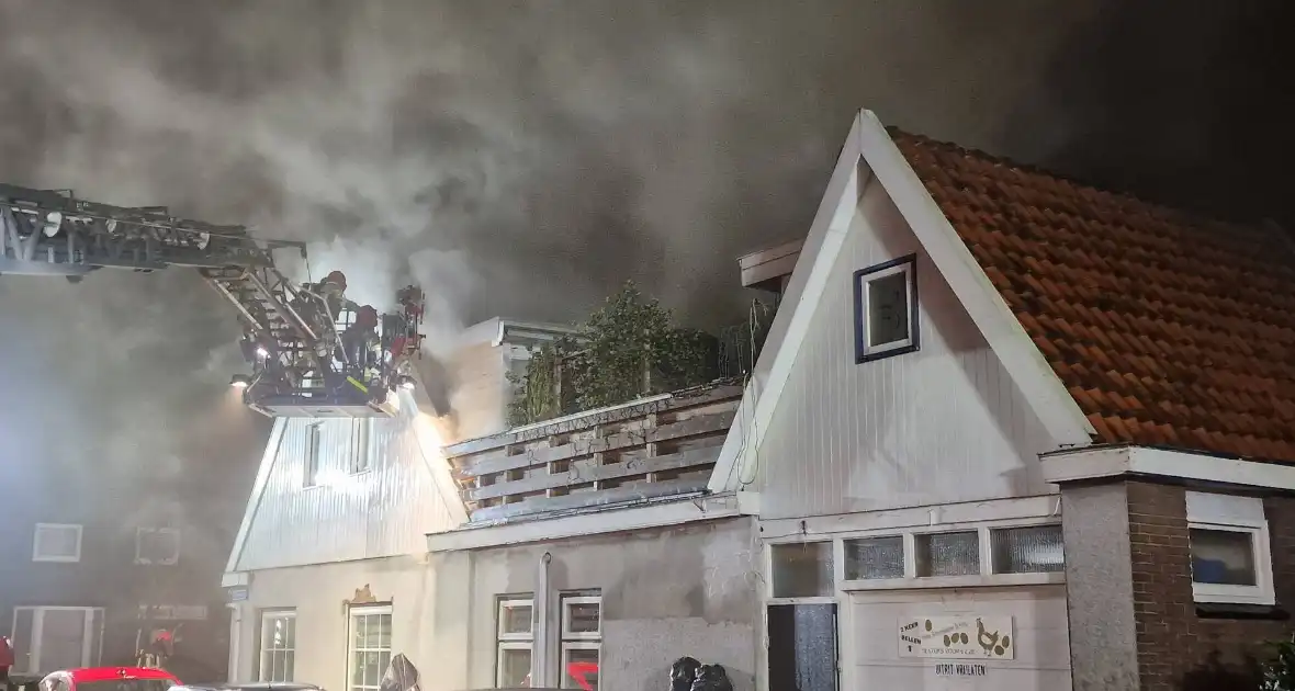 Drie personen uit brandende woning gered - Foto 7